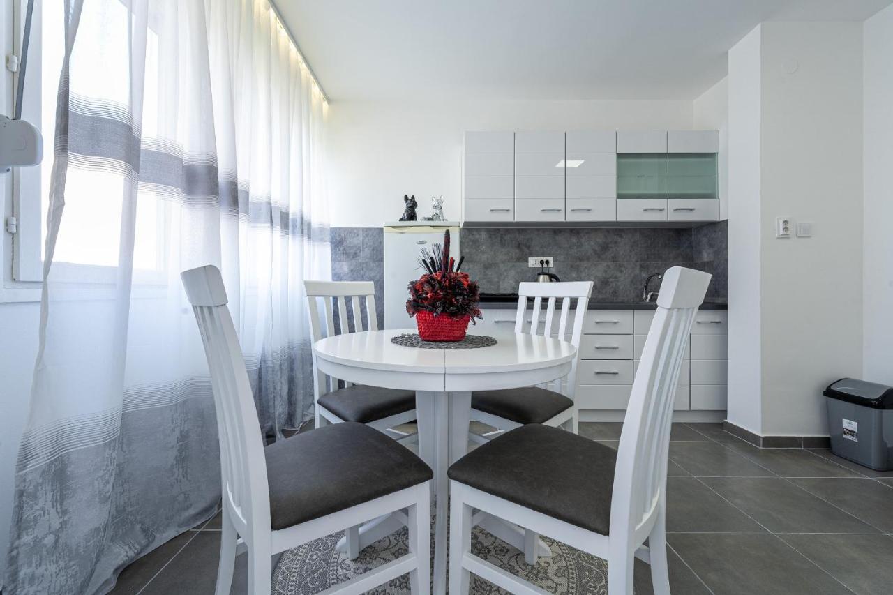 Clock Tower Lux Apartment Подгорица Экстерьер фото